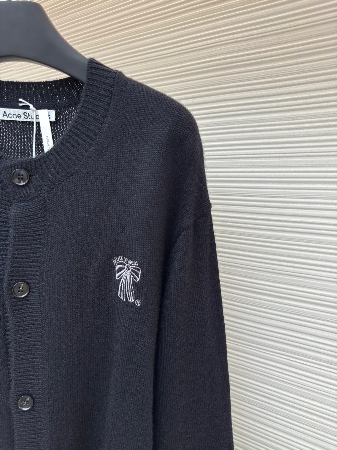 Acne Studios bow embroidered cardigan sweater ●Original version: Purchased and developed in 2988 ●Item number: 1680693-B15 ●Fabric: wool fabric ●Technology: Knitted production ●Version: Loose fit ●Weight: about 660 grams ●Size: S-M-L ●Description: Made of 6 strands of 26μm ultra-fine merino wool blended yarn, compoundly twisted through siro spinning technology to increase yarn strength by 40%. Air core wrapping process: Inject 0.1% gaseous silicone oil into the hollow layer of the yarn to reduce the weight of the fabric by 15% while maintaining the natural warmth of wool. Japan's Shima Seiki MFG-3.2 seven-gauge computerized flat knitting machine is used to knit an invisible rhombus interlayer with a thickness of 1.2mm through the triple interaction of floating thread + tuck stitch + hanging stitch. The cuffs adopt a 5→7G gradient gauge and are programmed to achieve a precise transition of adding 0.3 stitches per centimeter. The overall wiring is straight and delicate, the fabric is comfortable and soft, and the color is consistent without color difference. It can be matched with the same style to create a fashionable look and control various occasions. Customized accessories, complete with three standards, same style for men and women!